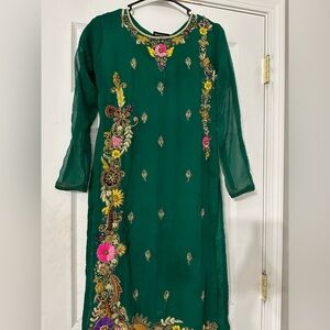 Pakistani clothes just wore once size 6